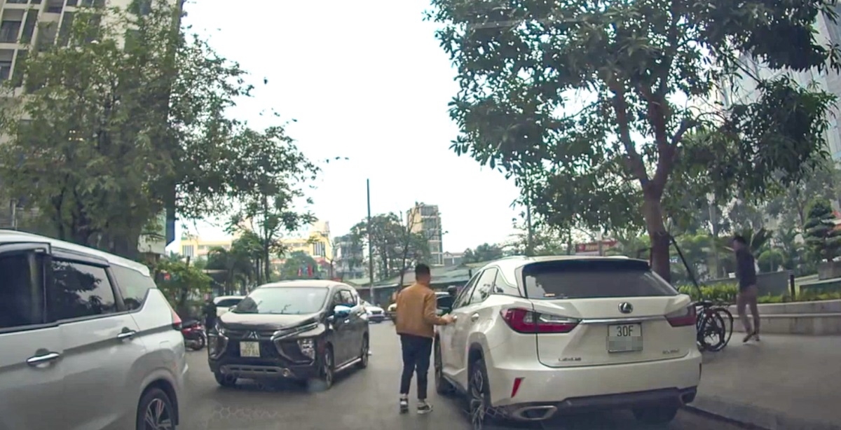 Nam tài xế Lexus đỗ xe rồi bỏ đi, mặc kệ các ô tô phía sau không thể di chuyển - Ảnh: ĐÌNH QUÝ