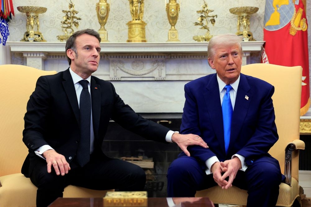 Ông Macron thể hiện cử chỉ thân mật với ông Trump tại Phòng Bầu dục (Ảnh: Reuters)