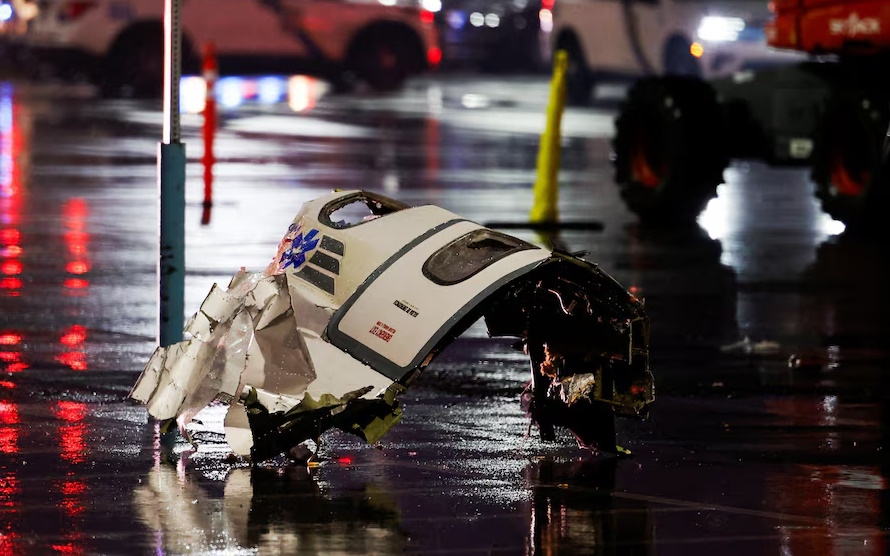 Mảnh vỡ máy bay rơi ở Philadelphia. Ảnh: Reuters.