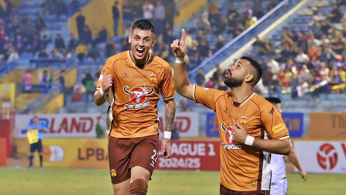 Marciel (bên trái) bị treo giò ở trận đấu với Hà Nội FC (Ảnh: VPF).
