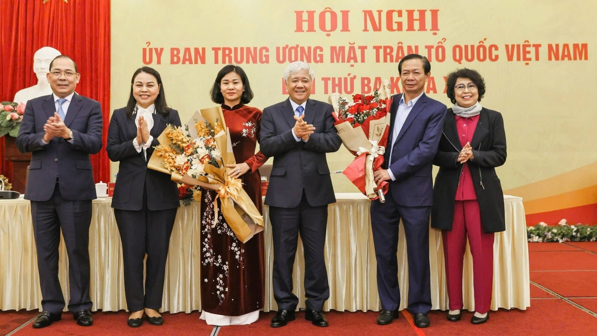  Ban Thường trực Ủy ban Trung ương MTTQ Việt Nam tặng hoa chúc mừng bà Nguyễn Thị Tuyến và ông Đinh Công Thực tham gia Ủy ban, Đoàn Chủ tịch Ủy ban Trung ương MTTQ Việt Nam khóa X