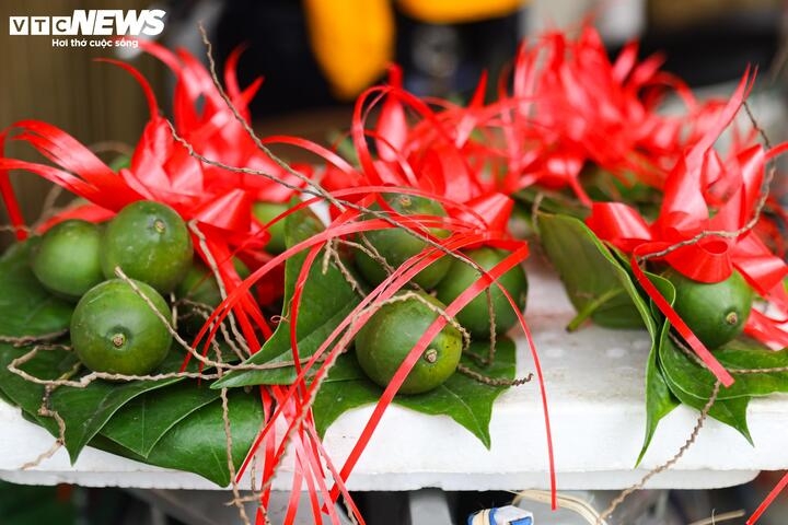 Mặt hàng gần như là duy nhất giữ giá cao ngất dù đã hết Tết đó là cau tươi. Hiện mỗi quả cau kèm lá trầu có giá 30.000 đồng, đắt gấp 3 lần ngày thường. Những ngày sát Tết Ất Tỵ, giá cau đã "phi mã" lên mức này và hiện vẫn chưa giảm.