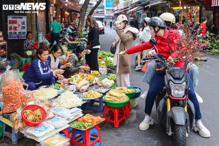 Sáng 2/2 (mùng 5 Tết), nhiều chợ dân sinh ở Hà Nội nhộn nhịp người mua bán. Theo khảo sát, giá thực phẩm sau Tết ổn định, giá hoa tươi giảm nhẹ và chỉ có giá cau tươi vẫn giữ mức cao ngất như trong Tết, tức là đắt gấp 3 lần ngày thường.