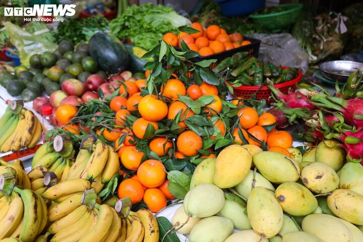 Giá trái cây bình ổn giá, cụ thể giá táo nhập khẩu dao động 80.000 - 200.000 đồng/kg, xoài cát 50.000 - 60.000 đồng/kg, thanh long giá 40.000 đồng/kg, bưởi da xanh 45.000 - 60.000 đồng/kg.
