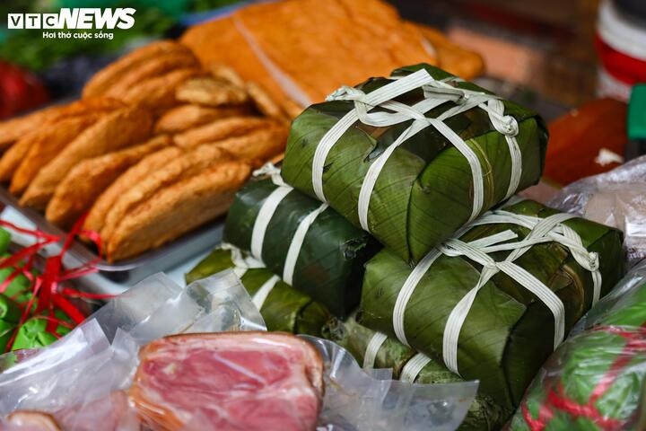 Giá bánh chưng bình ổn từ 40.000 - 50.000 đồng/cái.