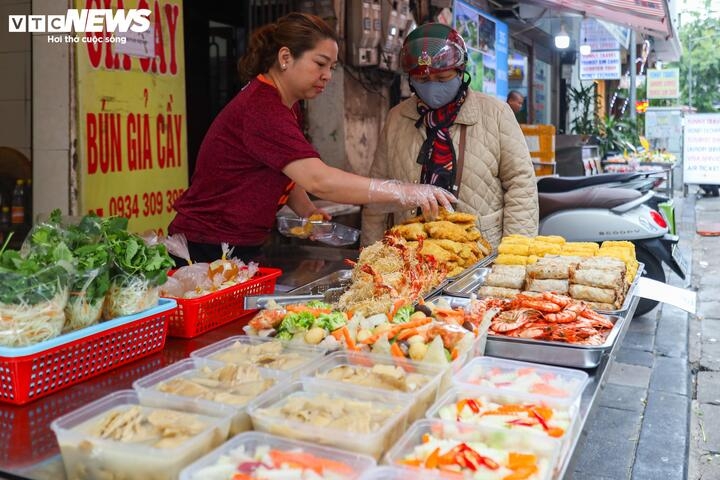 Nhiều người dân đi mua sắm thực phẩm ngay sau kỳ nghỉ Tết. Họ chuẩn bị, dự trữ cho ngày đi làm đầu tiên là mùng 6 Tết (3/2 dương lịch).