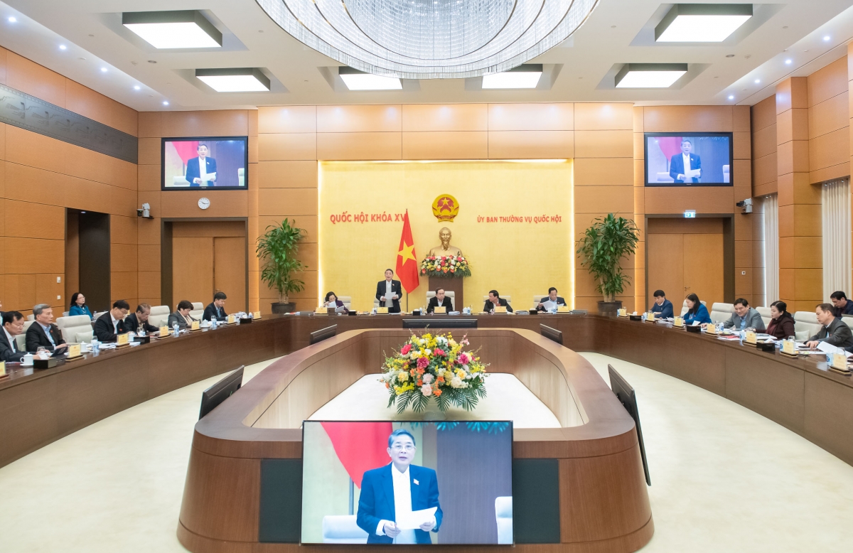 Ủy ban Thường vụ Quốc hội họp cho ý kiến về Dự thảo Nghị quyết của Quốc hội thí điểm một số chính sách để tháo gỡ vướng mắc trong hoạt động khoa học, công nghệ, đổi mới sáng tạo và chuyển đổi số quốc gia. Ảnh: Media Quốc hội
