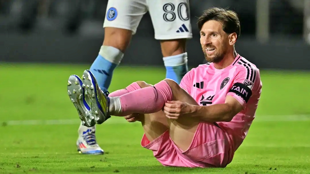 Messi nhận án phạt vì hành vi không đẹp với đối thủ (Ảnh: AFP).