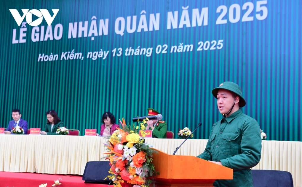 A total of 30 districts in Hanoi hold ceremonies on February 13 to see off around 3,700 youngsters who have voluntarily registered to perform military and public security service this year.