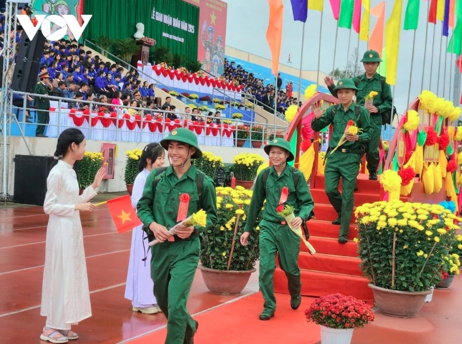 A sending-off ceremony is organised in the central province of Quang Nam when recruits head off for military service.