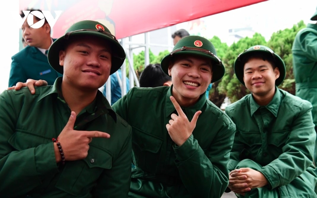 Young people are excited and proud to join the army and hope to contribute to protecting the fatherland on this occasion.