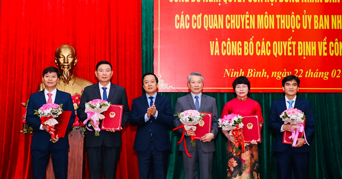 Ông Phạm Quang Ngọc, Chủ tịch UBND tỉnh Ninh Bình trao các Quyết định về công tác cán bộ