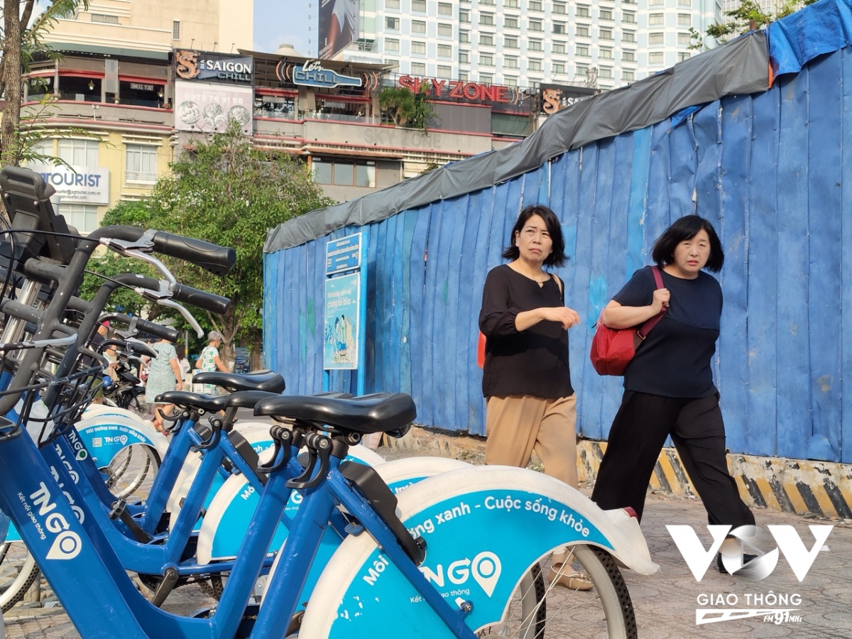 Một số người dân đi bộ ngang qua, có dừng lại xem những chiếc xe đạp công cộng nhưng rồi lại tiếp tục đi