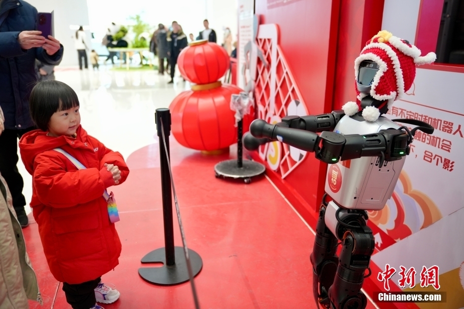 Rất nhiều người hiếu kỳ xem robot biểu diễn. Ảnh: China News