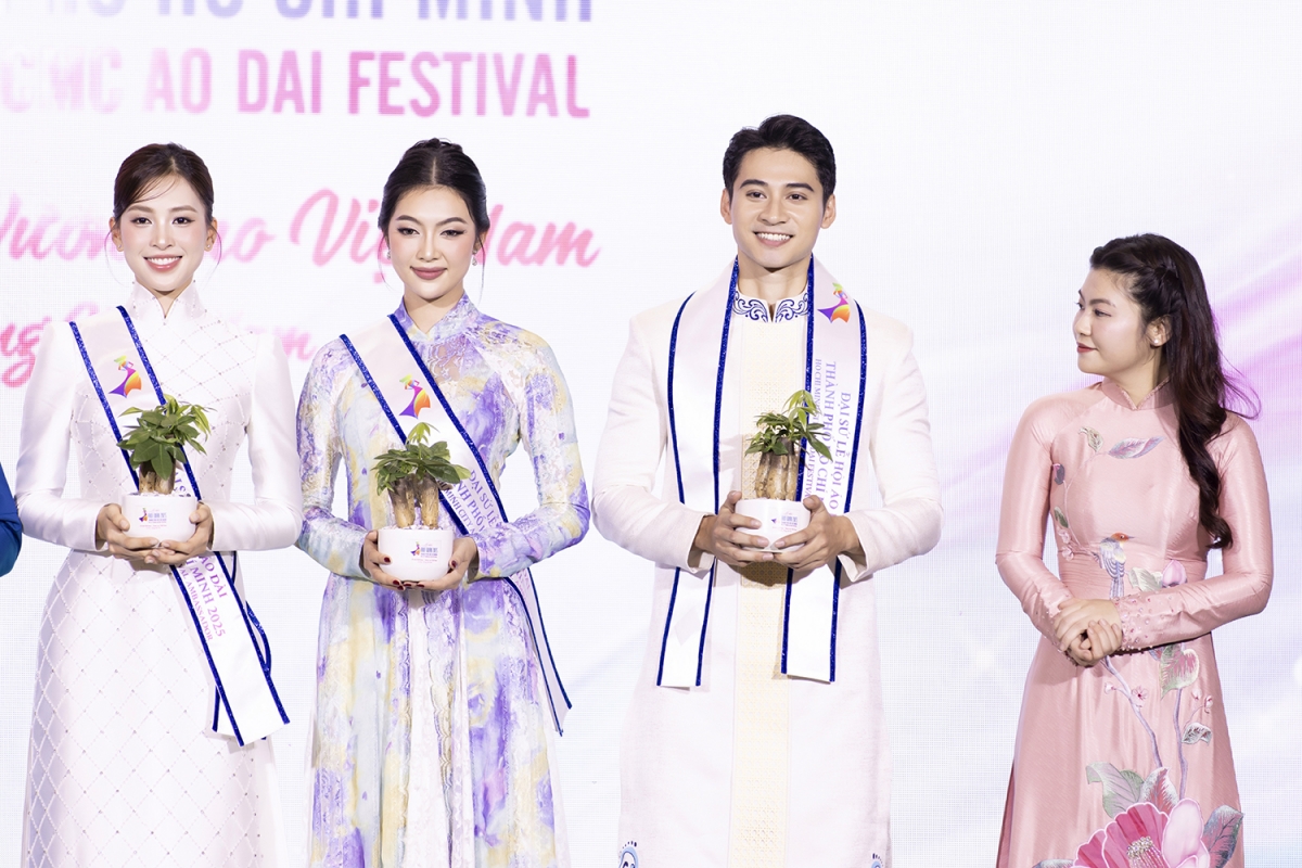 Với vai trò Đại sứ, Nam vương Tuấn Ngọc cũng chia sẻ: “Là người Việt Nam, Tuấn Ngọc luôn cảm thấy tự hào mỗi khi được diện chiếc áo dài truyền thống. Cảm ơn Lễ hội Áo dài Thành phố Hồ Chí Minh 2025 đã cho tôi cơ hội được đồng hành. Mong rằng sẽ góp một phần nhỏ lan tỏa tình yêu áo dài tới tất cả mọi người”.