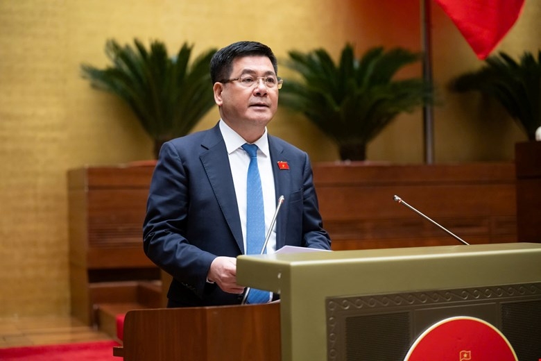 Bộ trưởng Công Thương Nguyễn Hồng Diên trình bày Tờ trình về các cơ chế, chính sách đặc thù đầu tư xây dựng dự án điện hạt nhân Ninh Thuận. Ảnh: Media Quốc hội