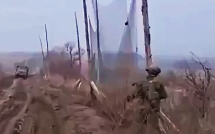 Nga giăng lưới mắt cáo trên một số tuyến đường ở Donetsk. Ảnh chụp màn hình