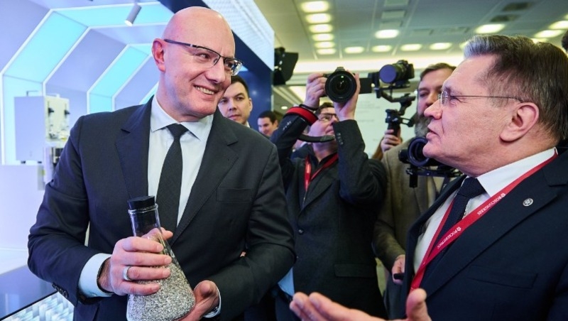 Phó Thủ tướng Chernyshenko tham quan khu Triển lãm tại Diễn đàn Công nghệ Tương lai