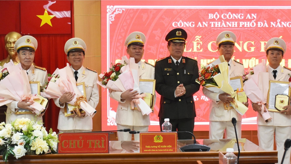 Thiếu tướng Vũ Xuân Viên, Giám đốc Công an TP Đà Nẵng trao quyết định nghỉ hưu trước hạn tuổi phục vụ cho 6 trưởng phòng của Công an Đà Nẵng