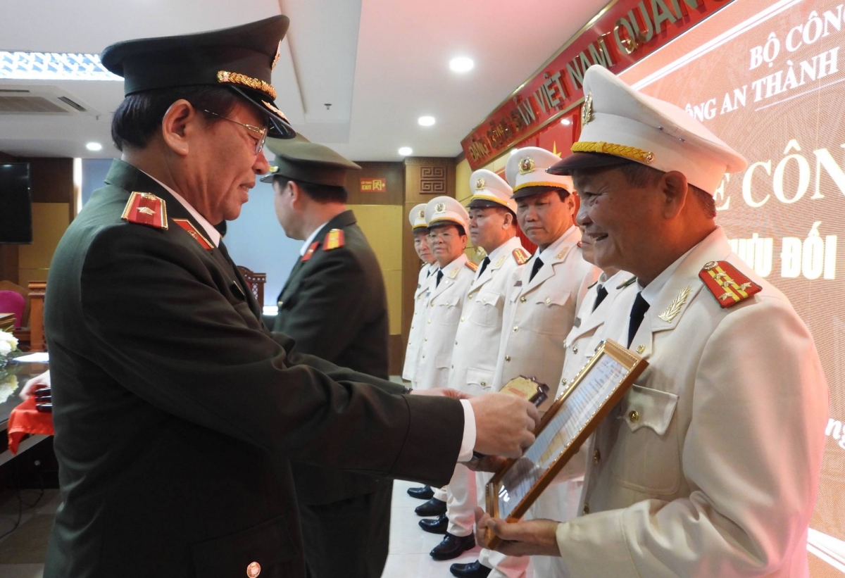 Thiếu tướng Vũ Xuân Viên, Giám đốc Công an TP Đà Nẵng trao quyết định nghỉ hưu trước hạn tuổi phục vụ cho 6 Trưởng phòng 