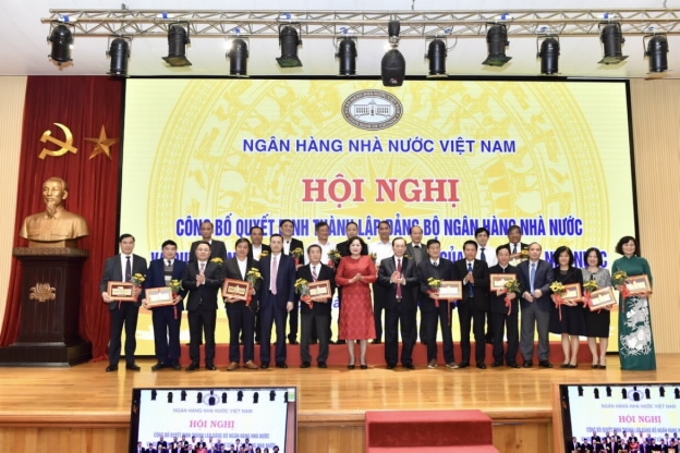 Thống đốc NHNN tặng hoa vinh danh các lãnh đạo nghỉ hưu trước tuổi