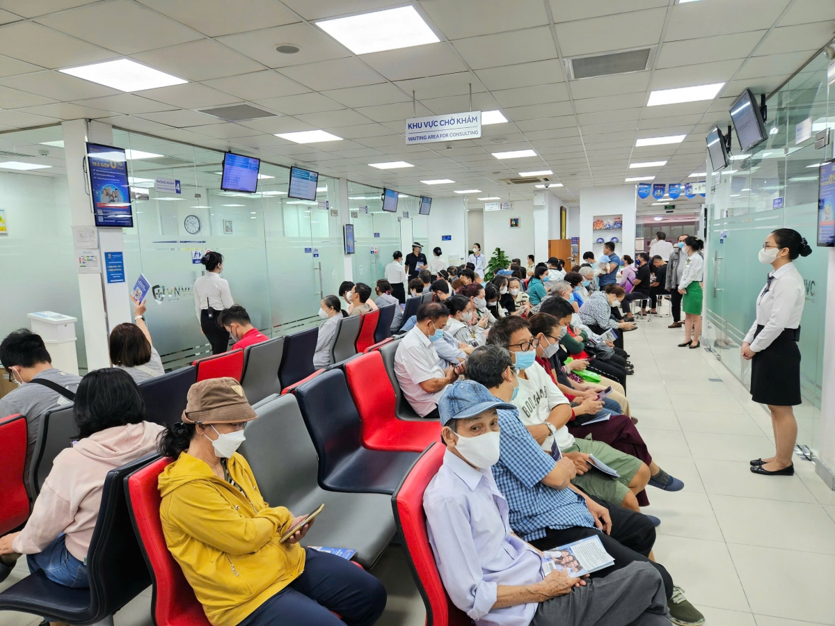 Tại hệ thống tiêm chủng VNVC, lượt người đến tiêm ngừa cúm tăng gấp 10 lần (Ảnh P.L) 