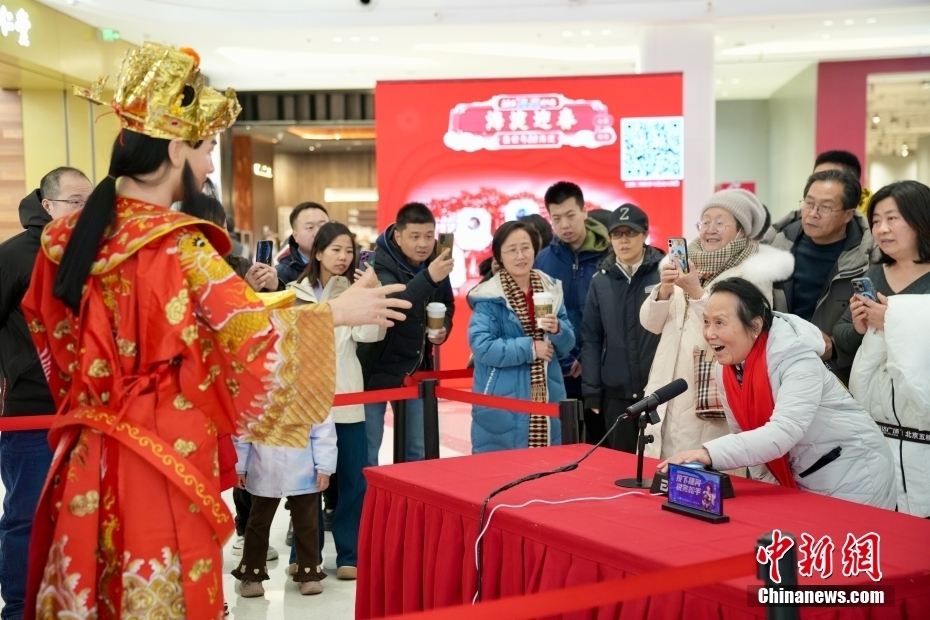 Một em bé khum tay chào giống robot. Ảnh: China News