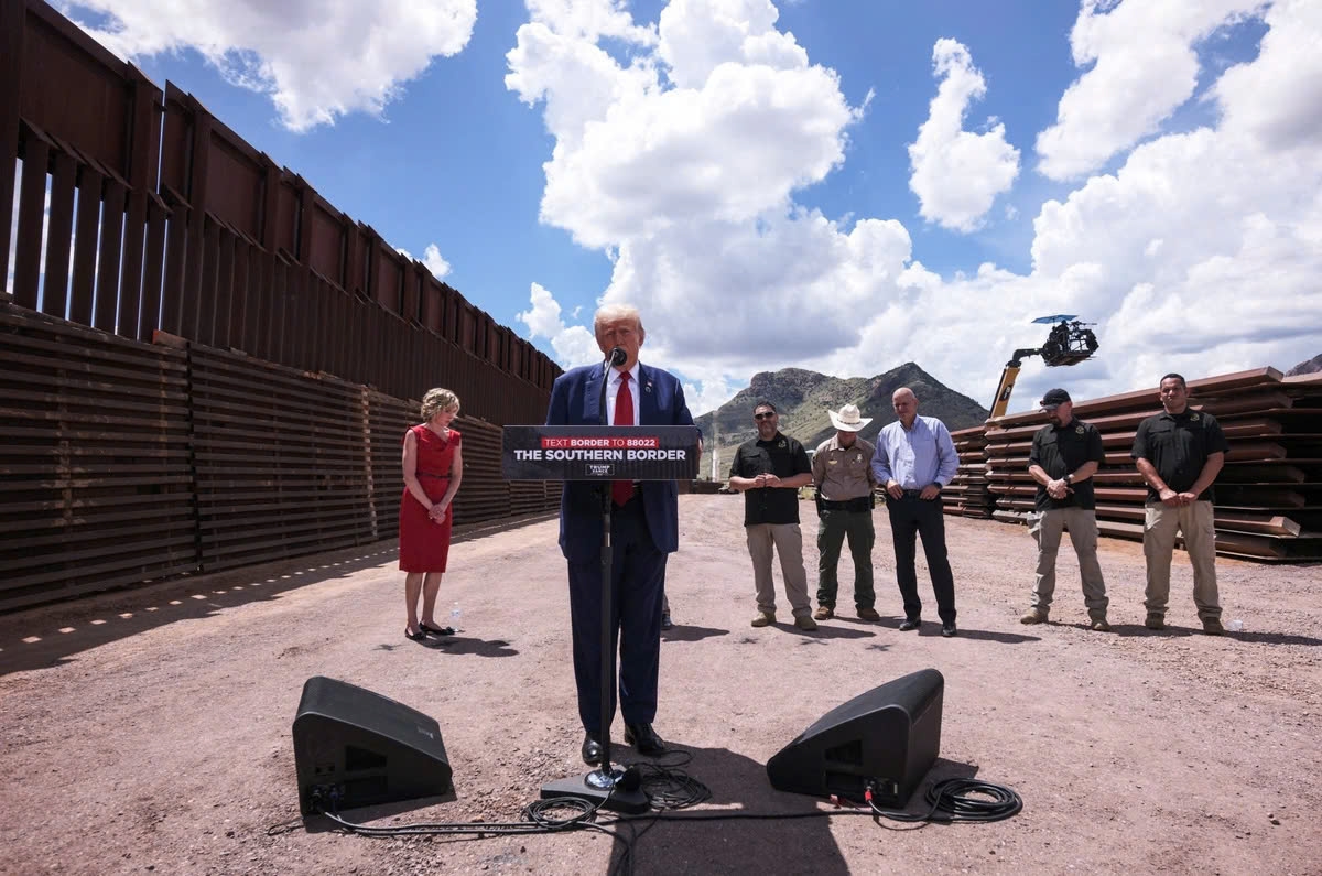 Ông Donald Trump phát biểu về vấn đề nhập cư và an ninh biên giới gần Đài tưởng niệm quốc gia Coronado ở Montezuma Pass, bang Arizona hồi tháng 8. (Ảnh: AFP)