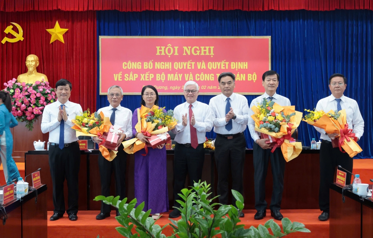 Lãnh đạo tỉnh trao Quyết định cho các cán bộ nghỉ hưu trước tuổi