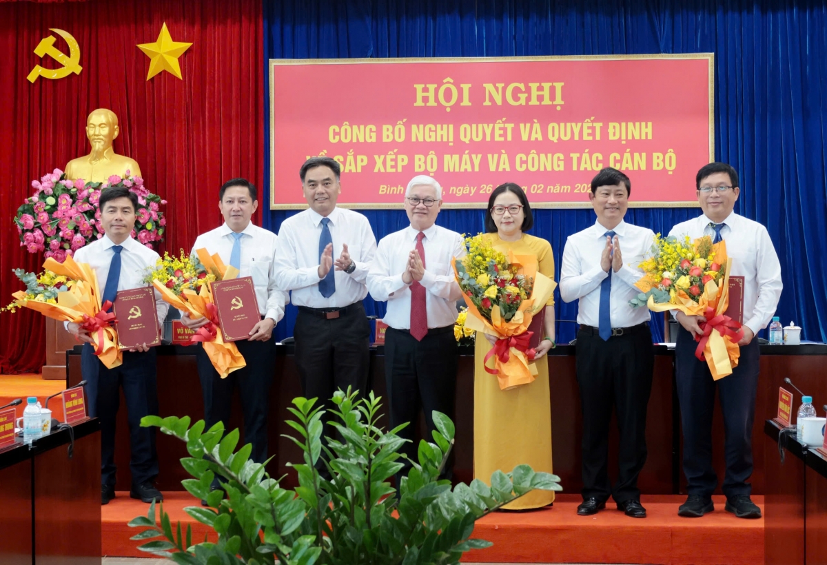 Lãnh đạo tỉnh trao Quyết định cho ông Ngô Quang Sự, ông Võ Hoàng Ngân, ông Lê Tuấn Anh và bà Nguyễn Thanh Loan