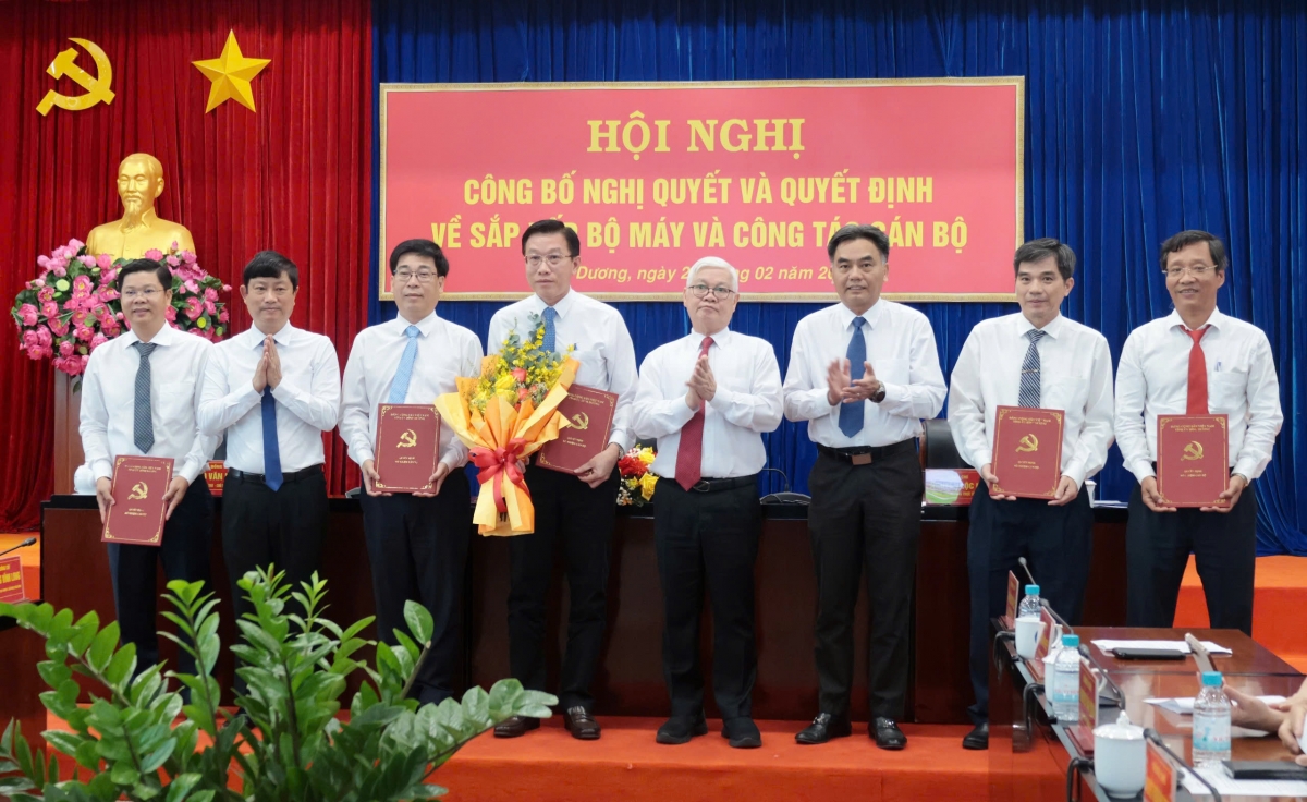 Lãnh đạo tỉnh trao Quyết định cho Ban Giám đốc Sở Xây dựng