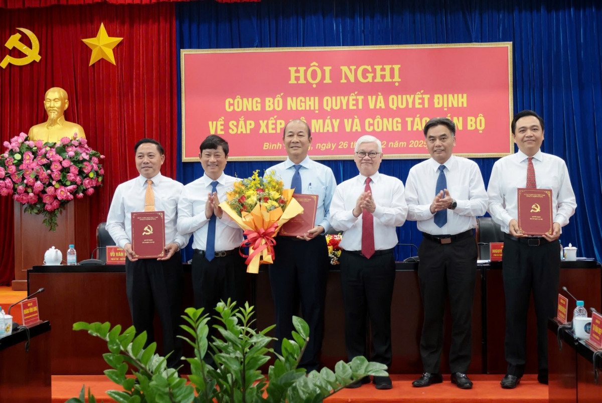 Lãnh đạo tỉnh trao Quyết định cho Ban Giám đốc Sở Dân tộc và Tôn giáo 