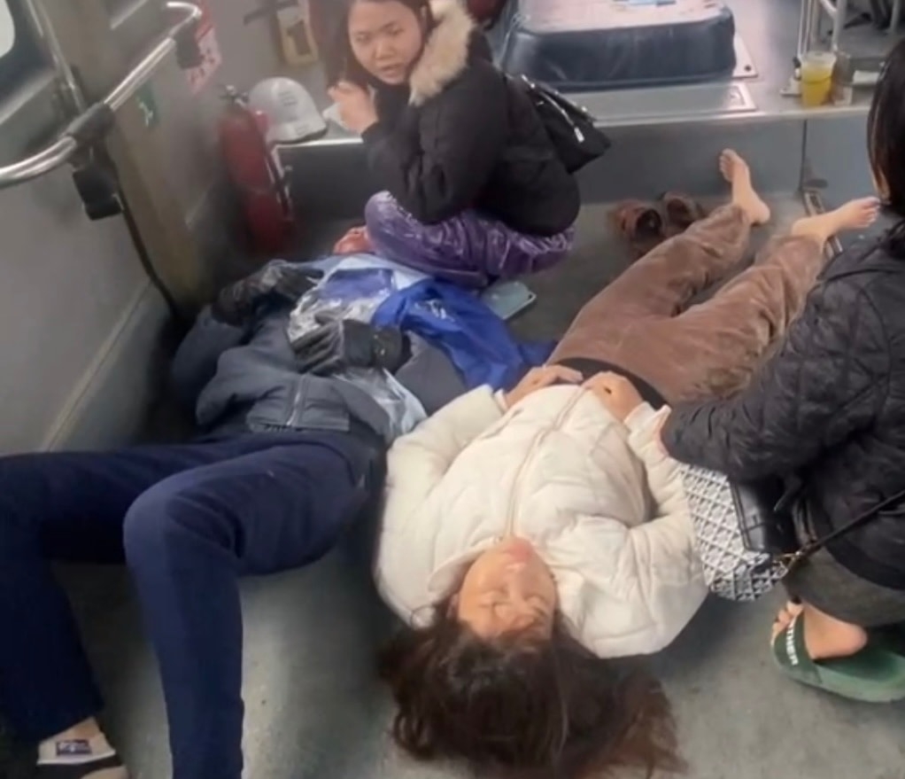 Nhân viên xe buýt của Transerco kịp thời hỗ trợ, đưa người bị tai nạn giao thông đi bệnh viện cấp cứu. (Ảnh chụp từ clip).