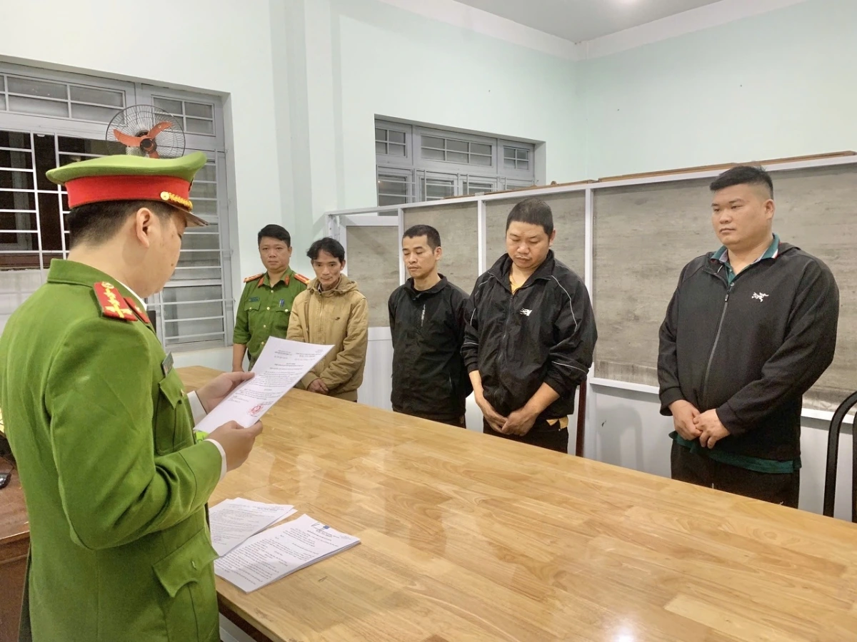 Nhóm các đối tượng trong vụ sản xuất hàng nghìn tấn giá đỗ sử dụng hoá chất cấm nghe lệnh khởi tố, tạm giam.