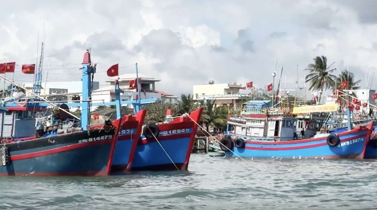 Những tàu đánh bắt xa bờ chuẩn bị vươn khơi
