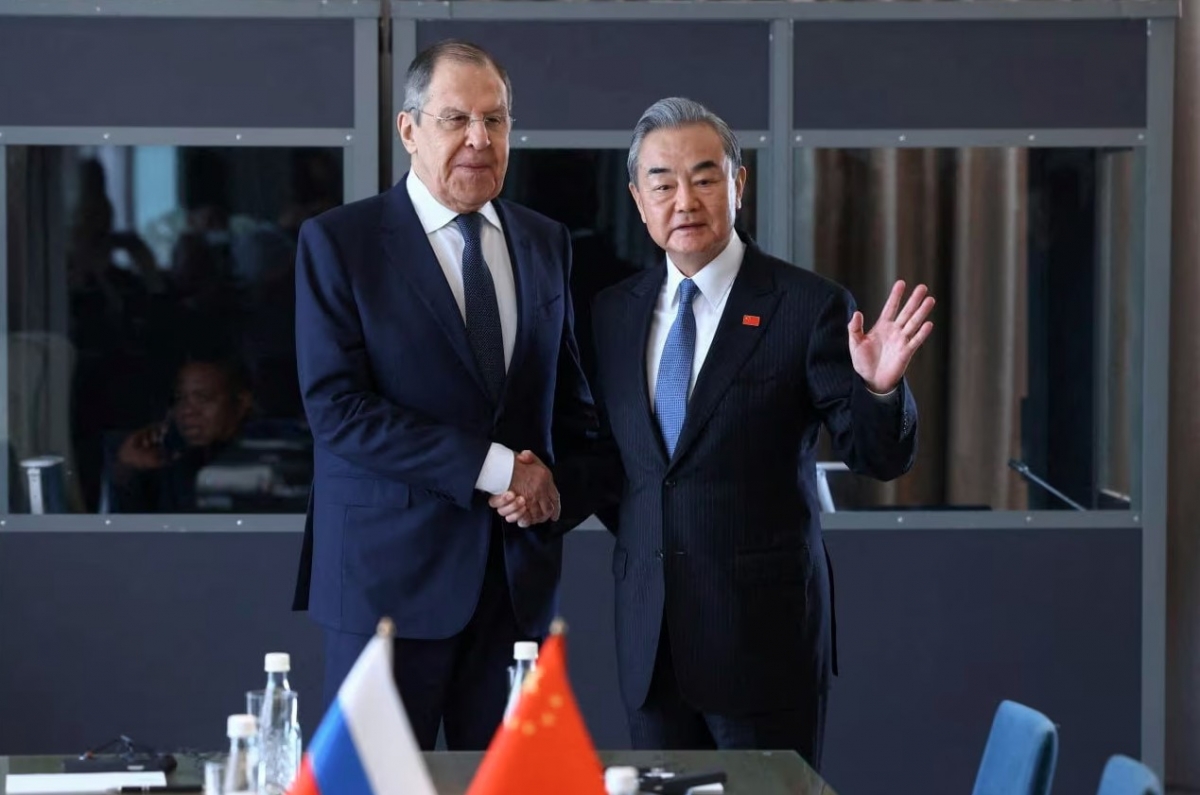 Ngoại trưởng Nga Sergei Lavrov và người đồng cấp Trung Quốc Vương Nghị. Ảnh: Reuters