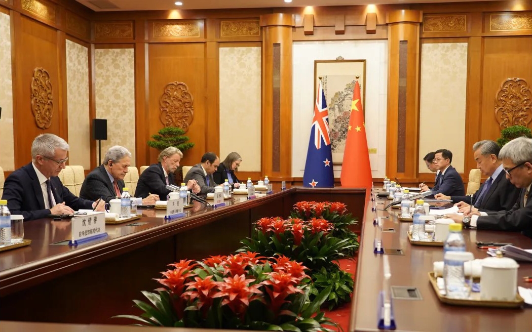 Phó Thủ tướng, Bộ trưởng Ngoại giao New Zealand gặp Bộ trưởng Ngoại giao Trung Quốc Vương Nghị. Nguồn: ĐSQ New Zealand tại Trung Quốc