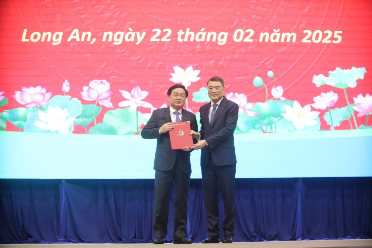 Ông Lê Minh Hưng, Trưởng ban Tổ chức Trung ương trao quyết định cho ông Nguyễn Văn Quyết  (Ảnh: Quang Anh) 