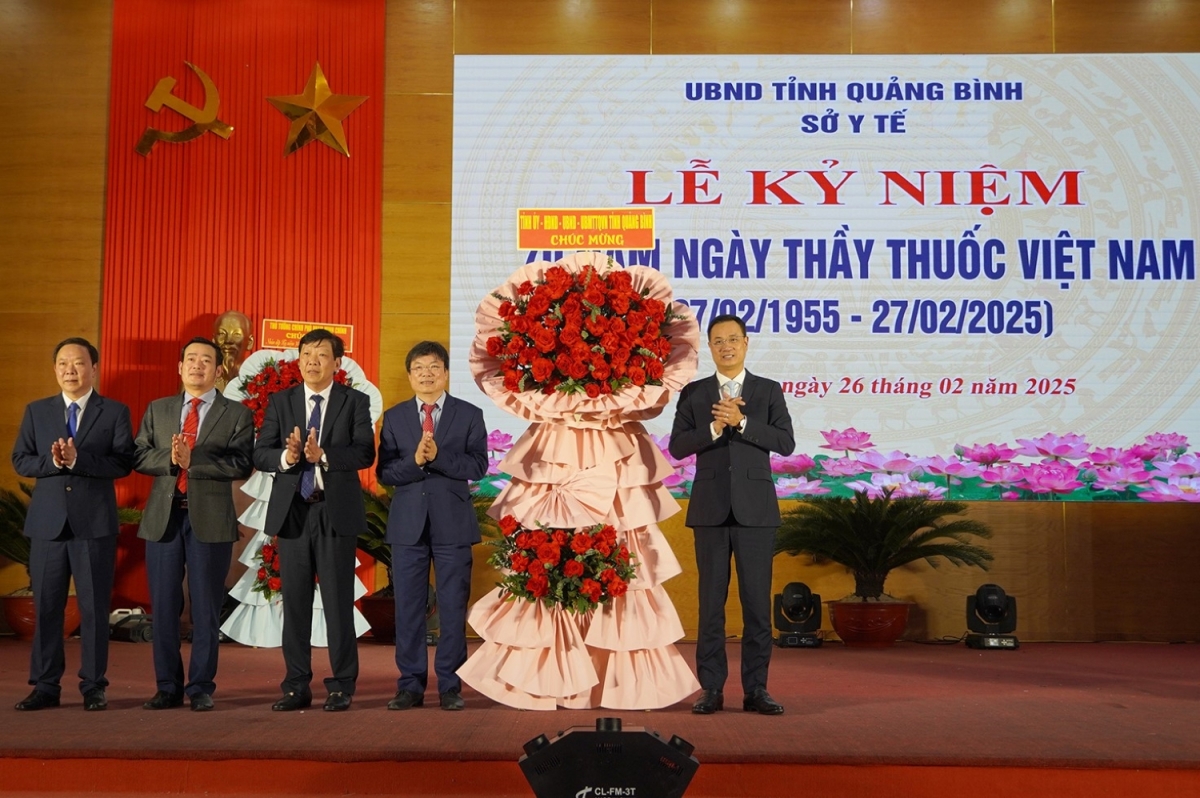 Ông Lê Ngọc Quang, Bí thư Tỉnh ủy Quảng Bình (bên phải ảnh) tặng hoa chúc mừng ngành y tế tỉnh Quảng Bình