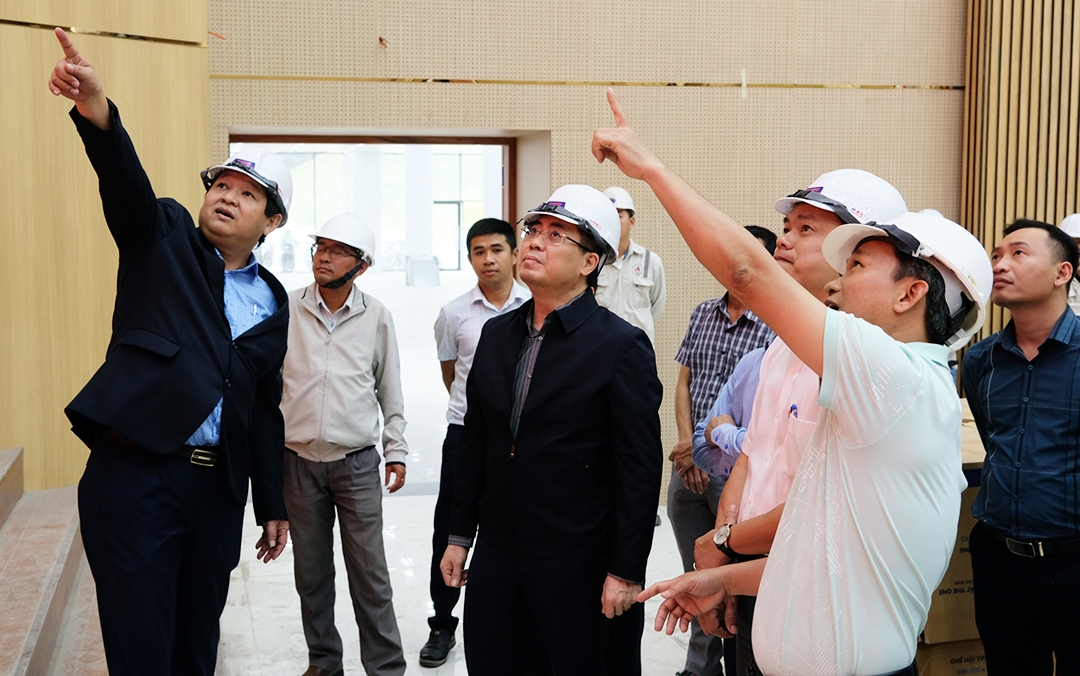 Ông Nguyễn Hoàng Giang, Chủ tịch UBND tỉnh Quảng Ngãi (thứ 2 từ trái qua)