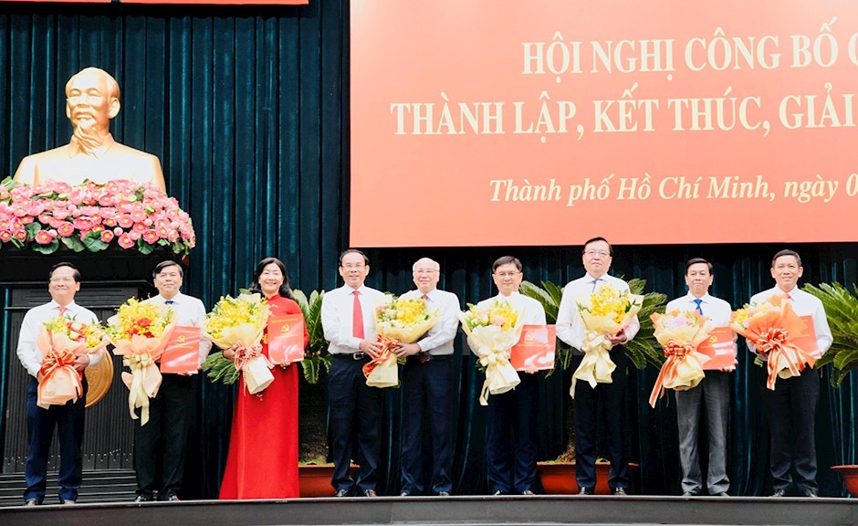 Ông Nguyễn Văn Nên chúc mừng thành viên Ban Tuyên giáo và Dân vận Thành ủy TPHCM (Ảnh: Web Thành ủy)