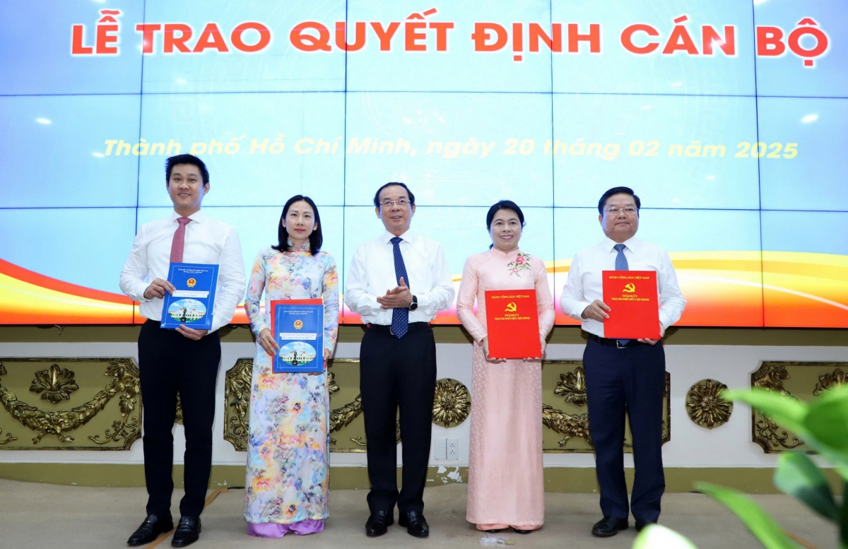Ông Nguyễn Văn Nên trao các quyết định (ảnh T.B)