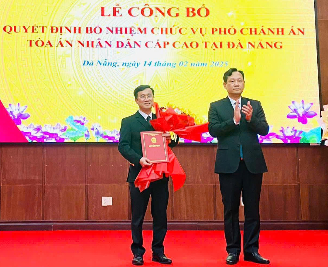 Ông Nguyễn Văn Tiến, Phó Chánh án Tòa án Nhân dân Tối cao (bên phải) trao quyết định cho ông Trần Huy Đức