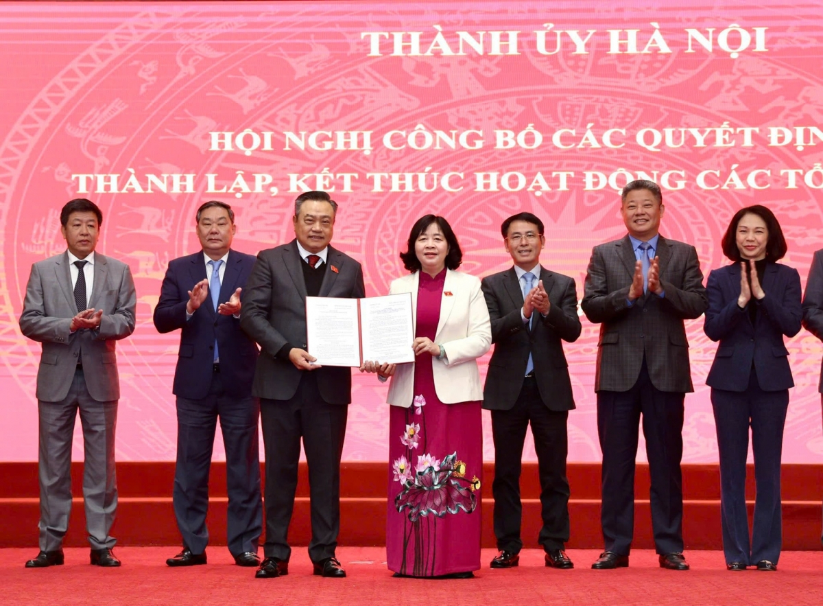 Bí thư Thành ủy Hà Nội Bùi Thị Minh Hoài trao quyết định thành lập Đảng bộ UBND thành phố. Ảnh: Viết Thành