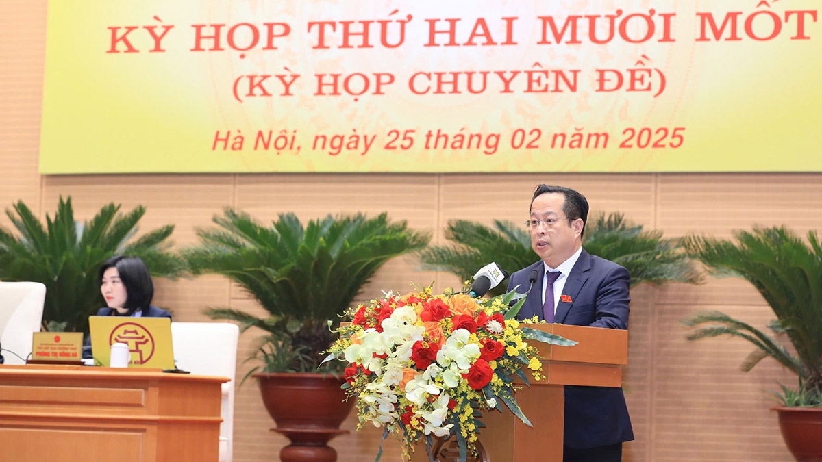 Giám đốc Sở GD-ĐT Hà Nội Trần Thế Cương  báo cáo về việc chi thưởng theo Nghị định 73 tại kỳ họp thứ 21 HĐND thàng phố Hà Nội sáng 25/2.