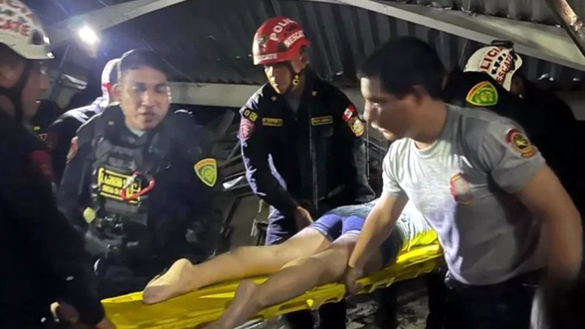 Cứu hộ tại hiện trường vụ tai nạn sập mái khu ẩm thực trong trung tâm mua sắm ở Peru - Ảnh: AFP/Al Arabiya