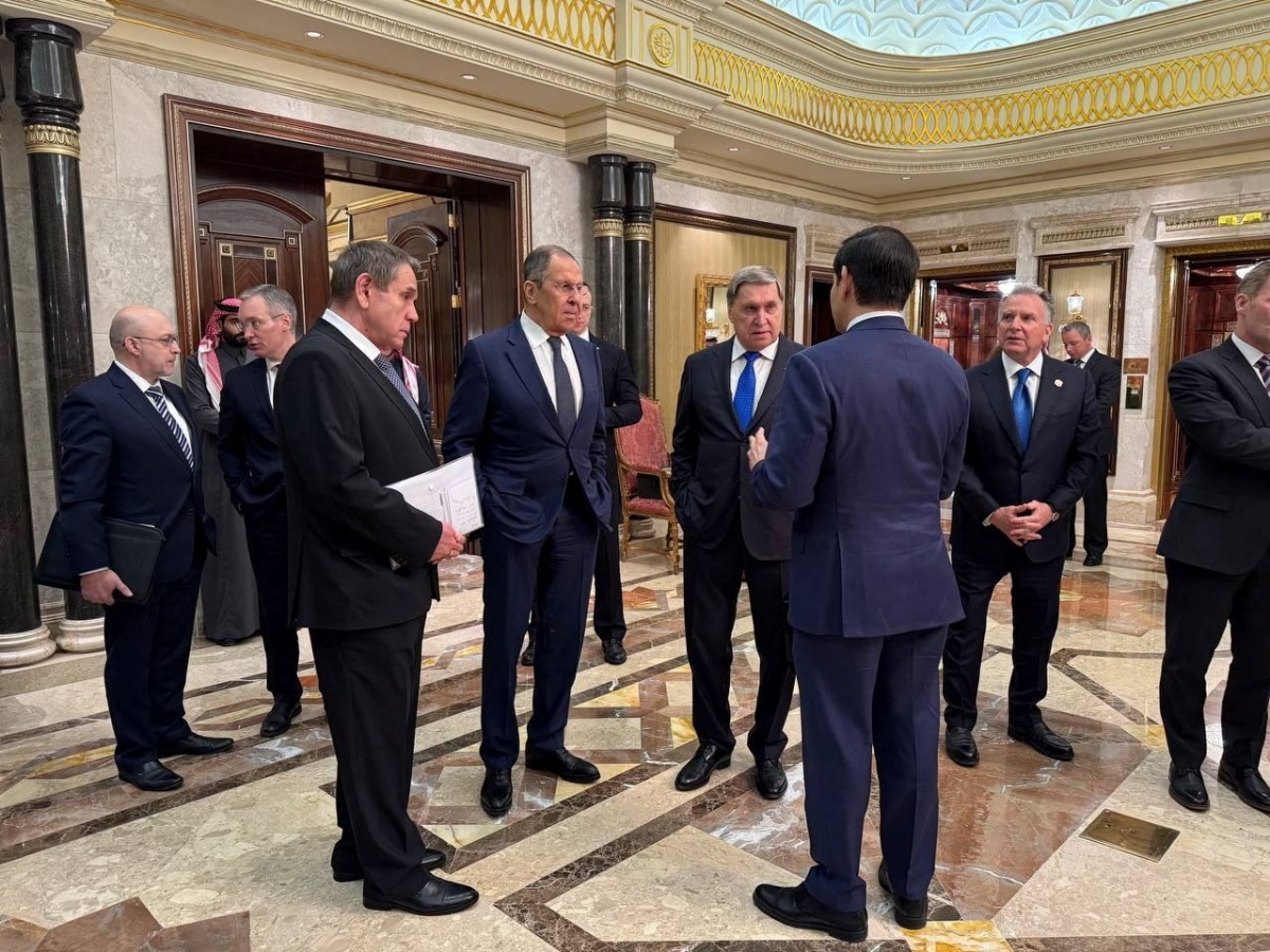 Ngoại trưởng Nga Sergei Lavrov và cố vấn chính sách đối ngoại của Tổng thống Nga Vladimir Putin, Yuri Ushakov, trao đổi với Ngoại trưởng Mỹ Marco Rubio bên lề cuộc đàm phán ở Riyadh, Saudi Arabia ngày 18/2/2025. Ảnh: Bộ Ngoại giao Nga
