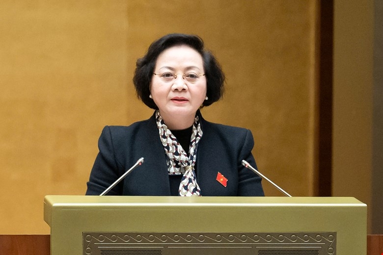 Bộ trưởng Bộ Nội vụ Phạm Thị Thanh Trà trình bày Tờ trình về dự án Luật Tổ chức Chính phủ (sửa đổi). Ảnh: Media Quốc hội