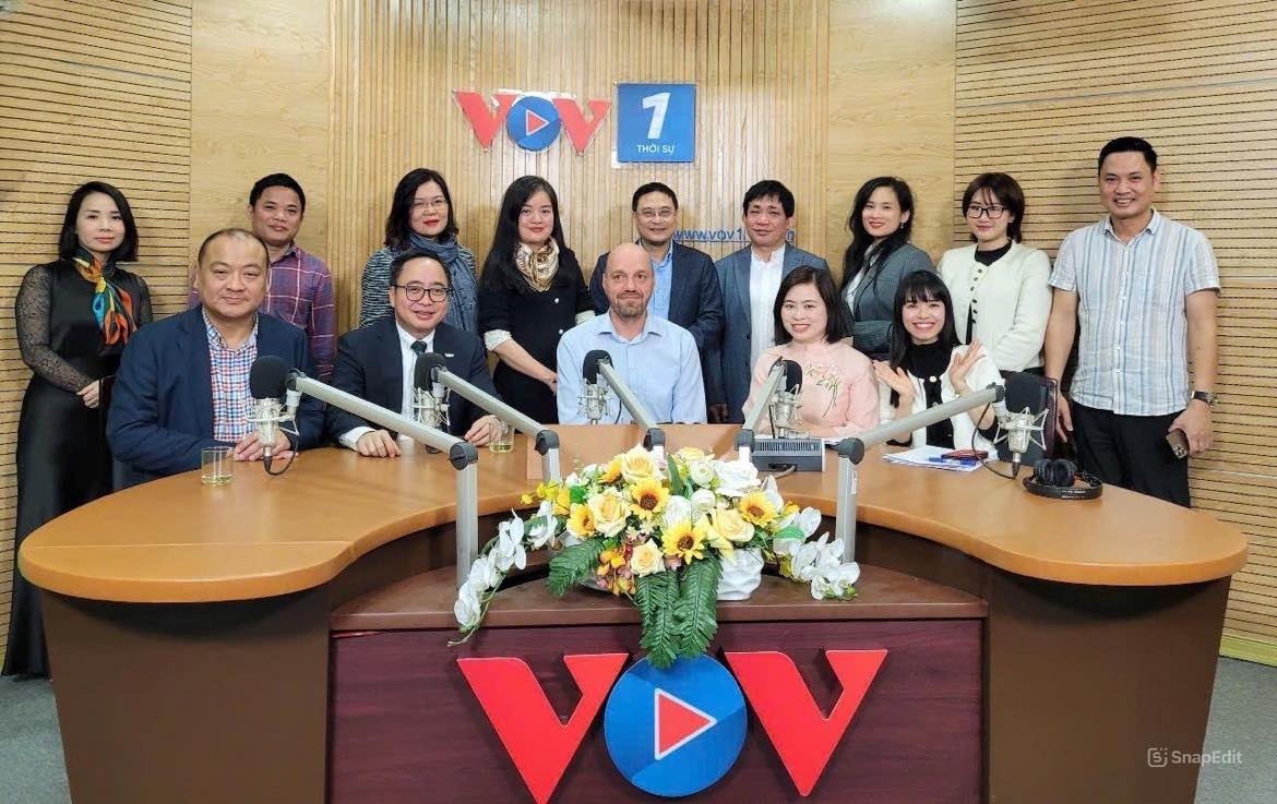 Phó Tổng giám đốc Phạm Mạnh Hùng cùng các chuyên gia, ekip tham gia tọa đàm