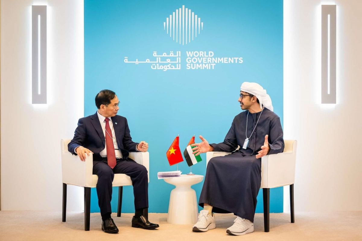 Phó Thủ tướng Bùi Thanh Sơn gặp Phó Thủ tướng kiêm Bộ trưởng Ngoại giao UAE Abdullah bin Zayed Al-Nahyan. (Ảnh: Bộ Ngoại giao)